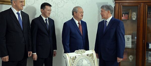 Абдулазиз Камиловнинг Алмазбек Атамбаев билан учрашуви Абдулазиз Камиловнинг Алмазбек Атамбаев билан учрашуви - Sputnik Ўзбекистон