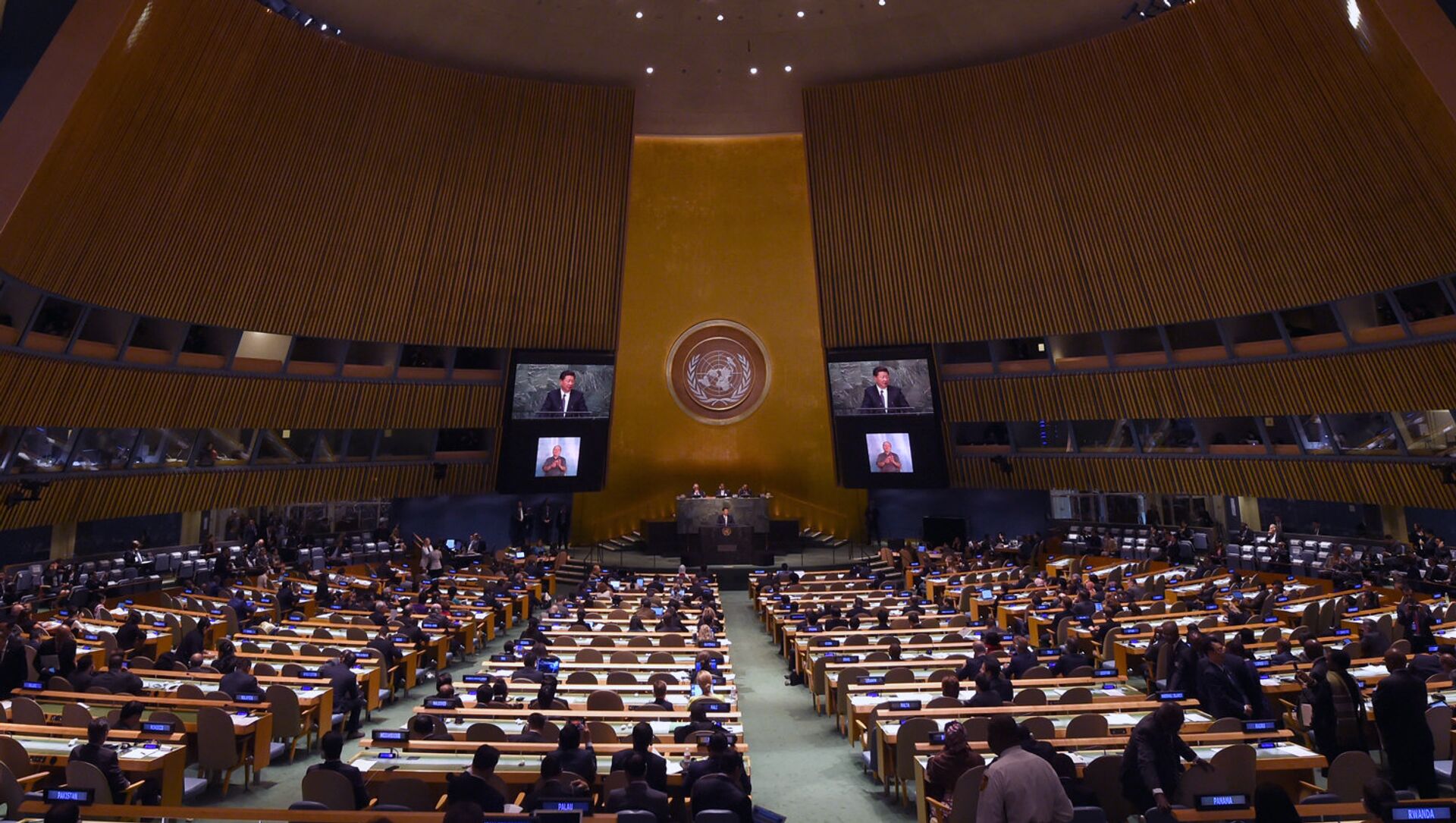 Маи оон. Генассамблея ООН 1990. Ген Асамблея ООН потолок. Генеральная Ассамблея ООН звезда Давида на потолке. Генеральная Ассамблея ООН 1992.