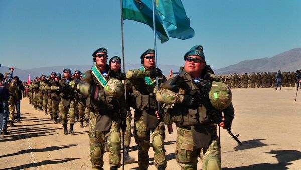 Солдаты стран ШОС чеканили шаг на открытии учений в Балыкчи - Sputnik Узбекистан