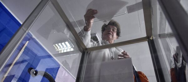 Женщина участвует в голосовании Женщина участвует в голосовании - Sputnik Узбекистан