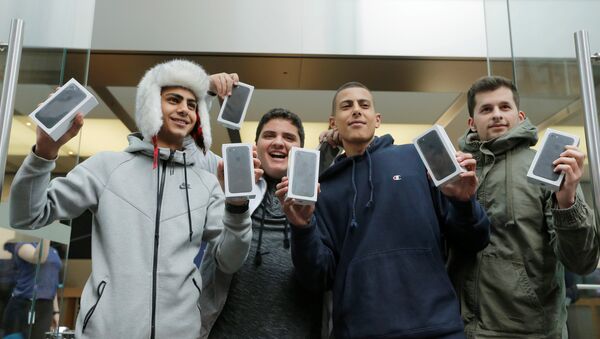 Старт продаж iPhone 7 в Пекине - Sputnik Узбекистан