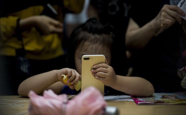 Старт продаж iPhone 7 в Пекине - Sputnik Узбекистан