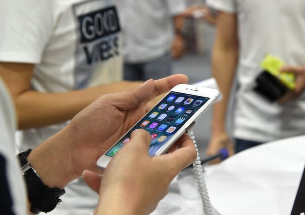 Старт продаж iPhone 7 в Сингапуре - Sputnik Узбекистан