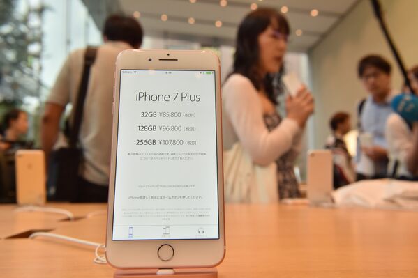Старт продаж iPhone 7 в Японии - Sputnik Узбекистан