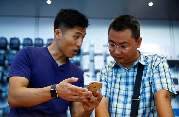 Старт продаж iPhone 7 в Китае - Sputnik Узбекистан