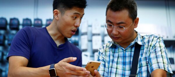 Iphone 7 в руках пользователя Iphone 7 в руках пользователя - Sputnik Узбекистан