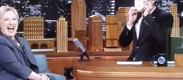 Джимми Фэллон надел медицинскую маску во время интервью с Клинтон - Sputnik Узбекистан