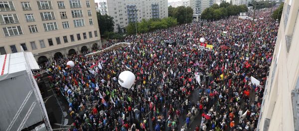 Германияда TTIP шартномаси имзолашга қарши намойиш Германияда TTIP шартномаси имзолашга қарши намойиш - Sputnik Ўзбекистон