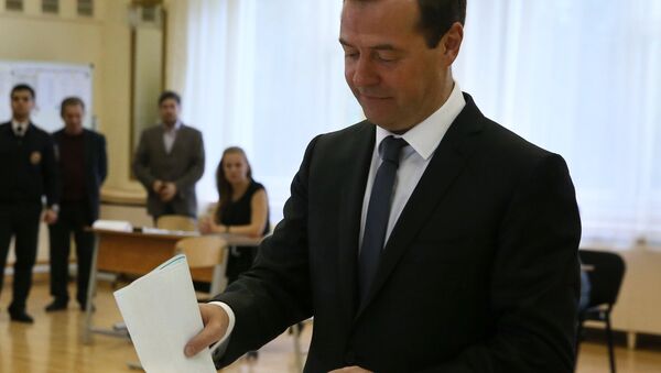 Председатель правительства РФ Д. Медведев на выборах в единый день голосования - Sputnik Узбекистан