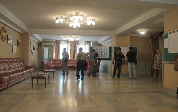 Избирательный участок в Ташкенте, где проходит голосование за кандидатов в депутаты Госдумы РФ - Sputnik Узбекистан
