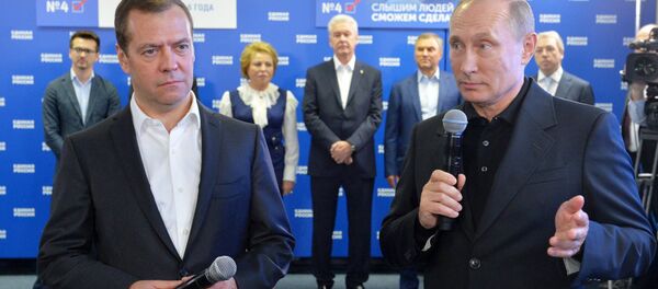 Президент РФ В. Путин и премьер-министр РФ Д. Медведев посетили предвыборный штаб партии Единая Россия Президент РФ В. Путин и премьер-министр РФ Д. Медведев посетили предвыборный штаб партии Единая Россия - Sputnik Узбекистан