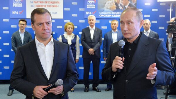 Президент РФ В. Путин и премьер-министр РФ Д. Медведев посетили предвыборный штаб партии Единая Россия - Sputnik Узбекистан