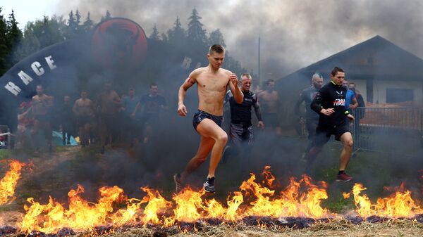 Участники экстремальной гонки Bison Race недалеко от города Логойск. Республика Беларусь - Sputnik Узбекистан