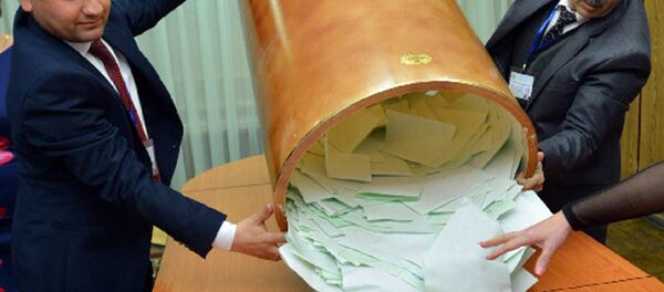 Урна с бюллетенями на выборах в Узбекистане Урна с бюллетенями на выборах в Узбекистане - Sputnik Узбекистан