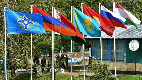 Flagi stran-uchastnis Organizatsii Dogovora o kollektivnoy bezopasnosti: Tadjikistana, Rossii, Kirgizii, Kazaxstana, Belorussii, Armenii i flag ODKB (sprava nalevo) - Sputnik O‘zbekiston