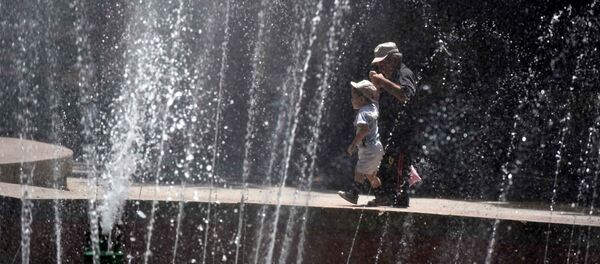 Мужчина с мальчиком у фонтана - Sputnik Узбекистан