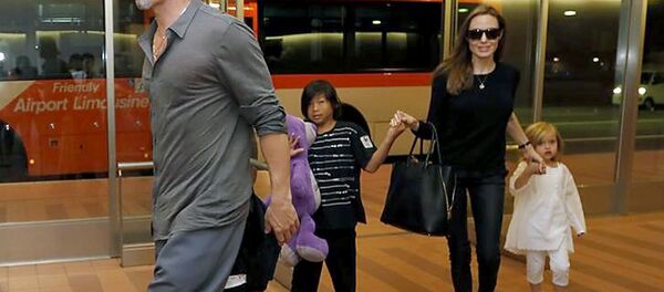 Анджелина Жоли ва Бред Питт фарзандлари билан Анджелина Жоли ва Бред Питт фарзандлари билан - Sputnik Ўзбекистон