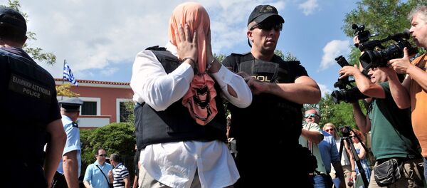 Gretsiya politsiyachi turkiyalik zobit bilan birga - Sputnik O‘zbekiston