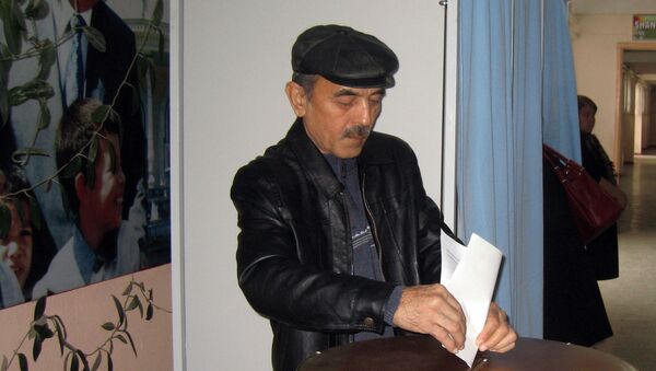 Мужчина опускает биллютень в урну - Sputnik Узбекистан