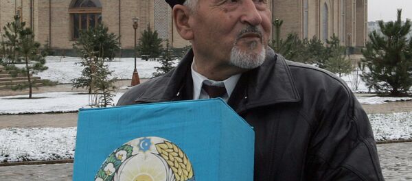 Переносная урна на выборах в Узбекистане Переносная урна на выборах в Узбекистане - Sputnik Узбекистан