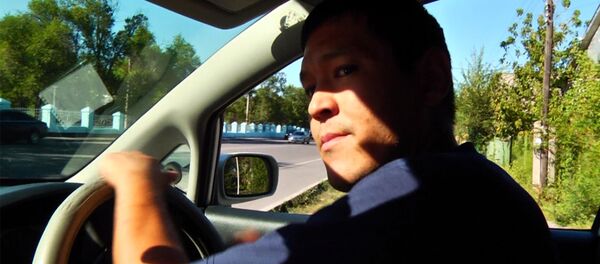 Как глухонемой кыргызстанец стал самым популярным таксистом в Бишкеке - Sputnik Узбекистан