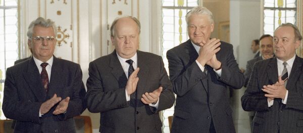 Подписание Соглашения о создании Содружества Независимых Государств в Беловежской пуще Подписание Соглашения о создании Содружества Независимых Государств в Беловежской пуще - Sputnik Ўзбекистон