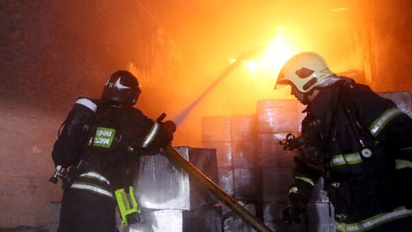 Пожарно-спасательные подразделения МЧС России тушат возгорание на востоке Москвы - Sputnik Узбекистан