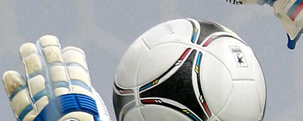 Футбольный мяч летит в сетку ворот. Футбольный мяч летит в сетку ворот. - Sputnik Узбекистан