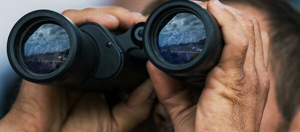 Бинокль тутган эркак - Sputnik Ўзбекистон