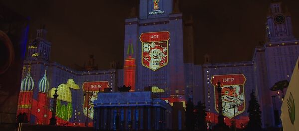 В Кргуе света: талисманы ЧМ-2018 ожили на фасаде высотки МГУ - Sputnik Узбекистан