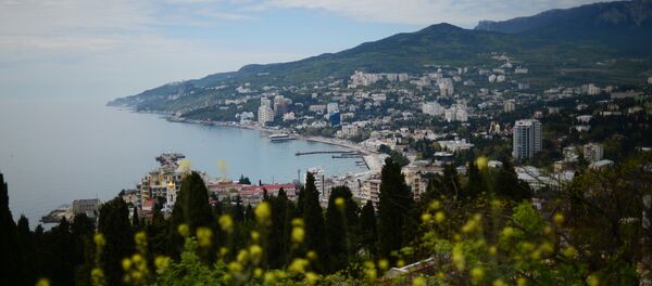 Вид на Ялту с площадки для натурных съемок Ялтинской киностудии Вид на Ялту с площадки для натурных съемок Ялтинской киностудии - Sputnik Узбекистан