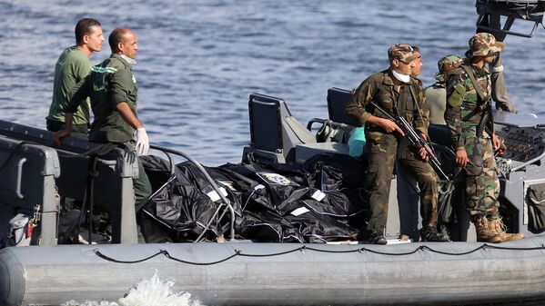 Военнослужащие рядом с лодкой, в котором лежат тела мигрантов, утонувших у берегов Египта - Sputnik Узбекистан