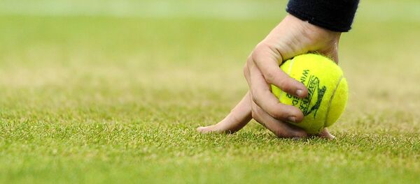 Теннисный мяч в руке спортсмена - Sputnik Узбекистан