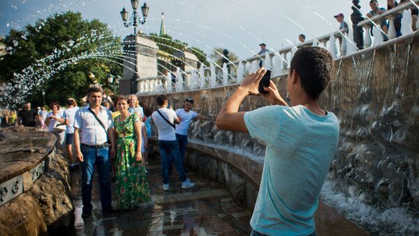 Туристы фотографируются у фонтана Завеса на Манежной площади - Sputnik Узбекистан