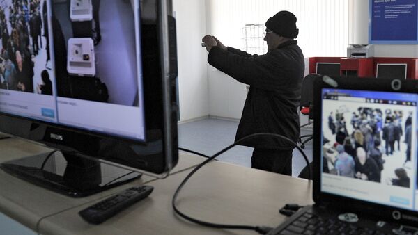 Демонстрация приема сигнала с веб-камеры на мониторы - Sputnik Узбекистан