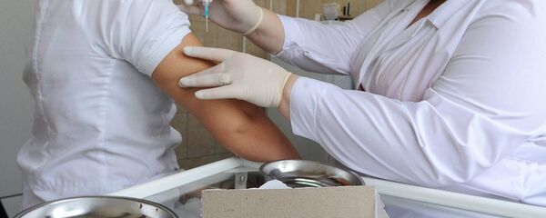 Медицинский работник делает укол - Sputnik Ўзбекистон