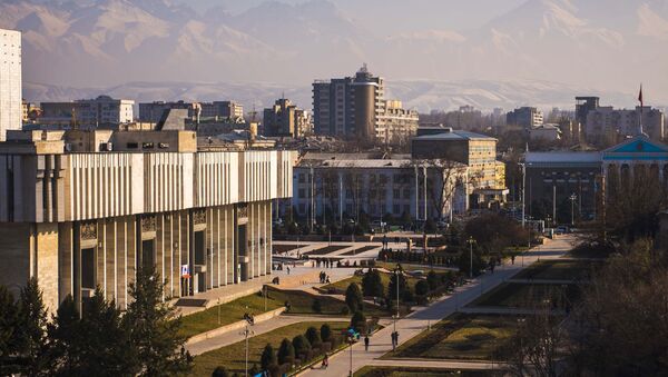 Alleya molodeji i panaramniy vid na gorod Bishkek - Sputnik O‘zbekiston