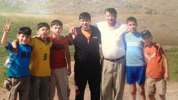 Боксер Мурат Эргашев и Руфат Рискиев с воспитанниками Боксер Мурат Эргашев и Руфат Рискиев с воспитанниками - Sputnik Узбекистан