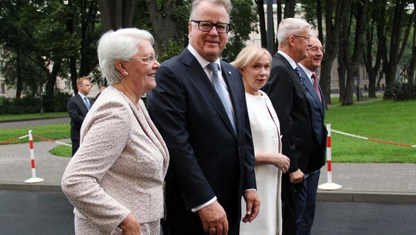 Бывшие президенты Латвии Гунтис Улманис с супругой, Валдис Затлерс с супругой и Андрис Берзиньш - Sputnik Узбекистан