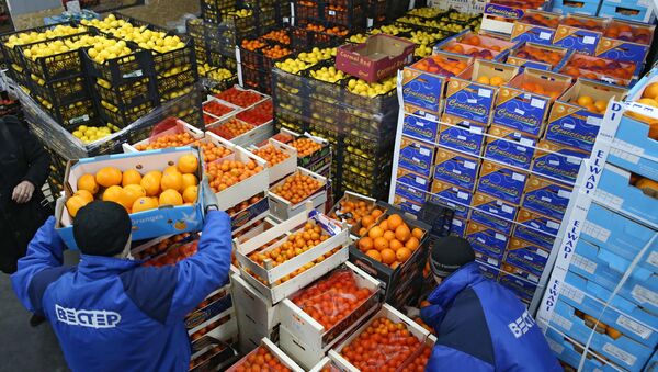 Грузчики работают на складе овощей и фруктов - Sputnik Узбекистан
