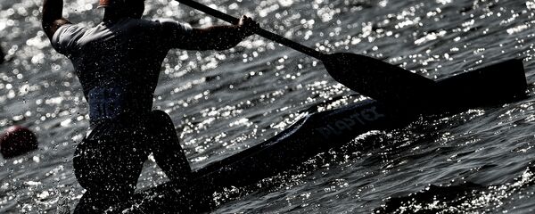 Спортсмен во время заезда на байдарках и каноэ - Sputnik Узбекистан