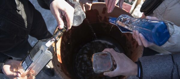 Уничтожение контрафактного алкоголя Уничтожение контрафактного алкоголя - Sputnik Узбекистан