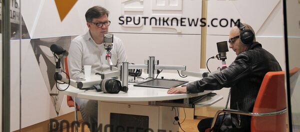 Политолог Алексей Мартынов и ведущий радио Sputnik Армен Гаспарян - Sputnik Узбекистан