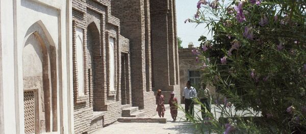 Памятник средневековой культуры - Мавзолей Аль-Хаким ат-Тирмизи - Sputnik Узбекистан