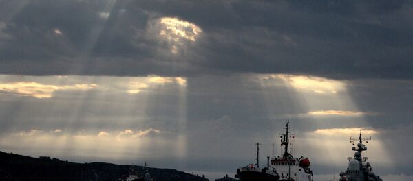 Передача топлива с танкера  - Sputnik Узбекистан