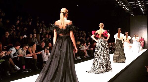 Дизайнер из Узбекистана представит свою коллекцию на Неделе Высокой Моды в Париже Дизайнер из Узбекистана представит свою коллекцию на Неделе Высокой Моды в Париже - Sputnik Узбекистан