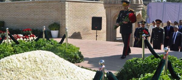 Озарбайжон Мудофаа вазири Зокир Гасанов Ислом Каримов қабрини зиёрат қилди - Sputnik Ўзбекистон