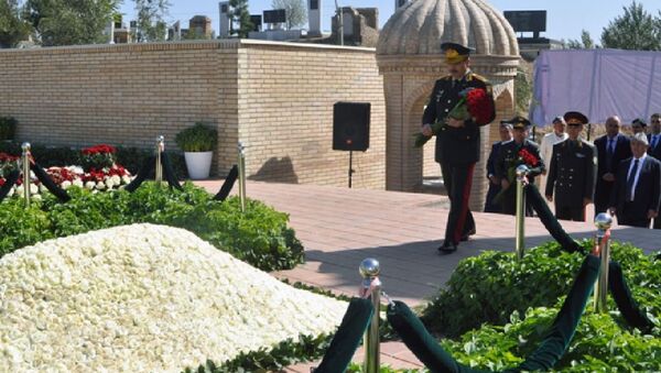 Министр обороны Азербайджана Закир Гасанов посетил могилу Ислама Каримова - Sputnik Узбекистан