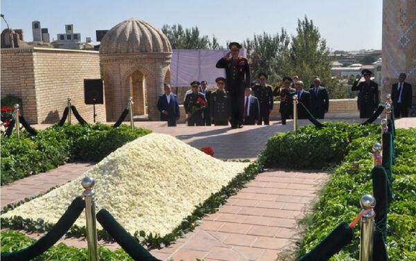 Министр обороны Азербайджана Закир Гасанов почтил память Ислама Каримова - Sputnik Узбекистан