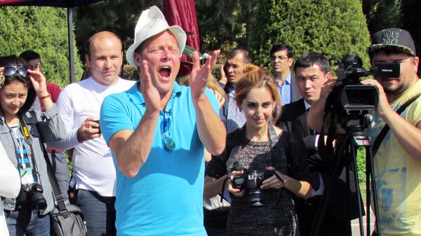 Телеведущий Джон Уорен Телеведущий Джон Уорен - Sputnik Узбекистан